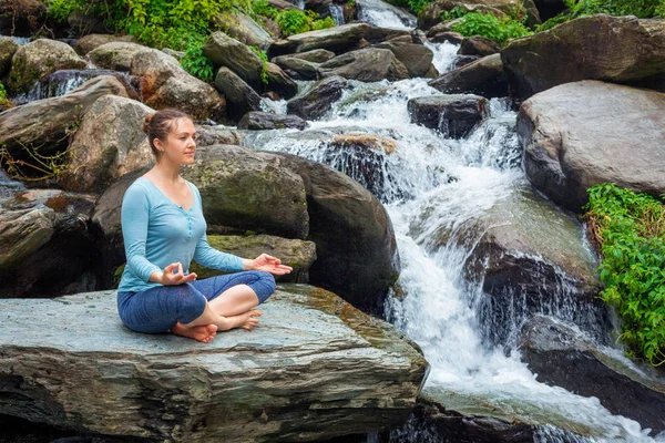 Donna a Padmasana all'aperto — Foto Stock