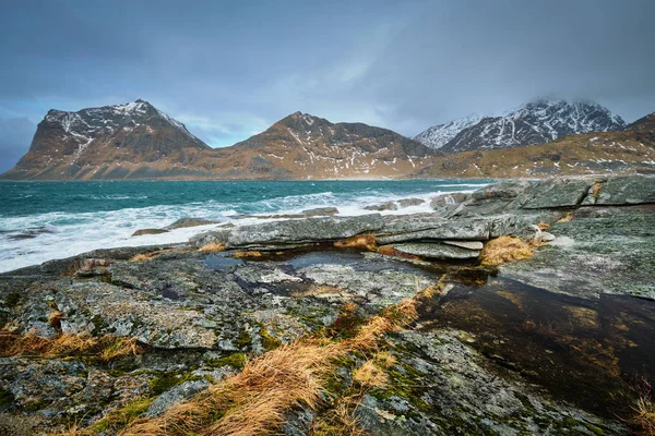Rotskust van fjord in Noorwegen — Stockfoto