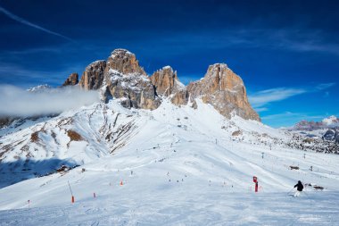 İtalya, Dolomites 'te kayak merkezi.