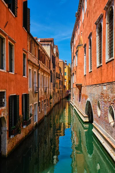 Narrow canal with houses in Venice, Italy — Stock Photo, Image