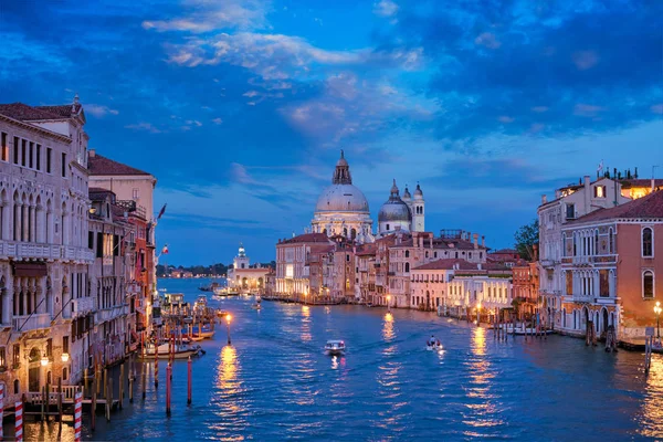 威尼斯大运河和圣玛丽亚德拉圣礼教堂在晚上的景色 — 图库照片