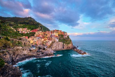 Günbatımında Manarola Köyü, Cinque Terre, Liguria, İtalya