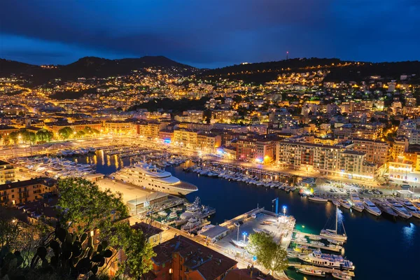 Vista do Porto Velho de Nice com iates, França à noite — Fotografia de Stock