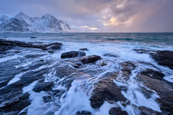 해질 녘에 피오르의 바위투성이 해안에 있는 노르웨이의 해 안 — 스톡 사진