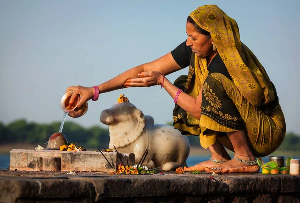 Indianerin führt morgendliches Pooja auf heiligem Fluss Narmada Ghats auf — Stockfoto