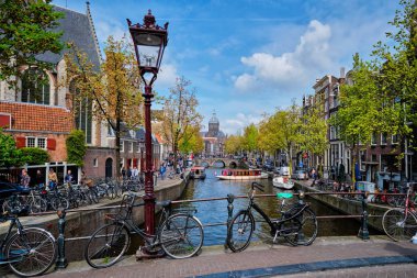 Amsterdam caddesinde eski evleri olan bisikletler.