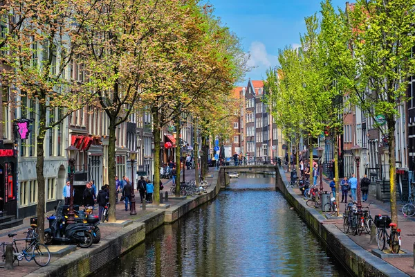 Amsterdamse straat met gracht met oude huizen — Stockfoto