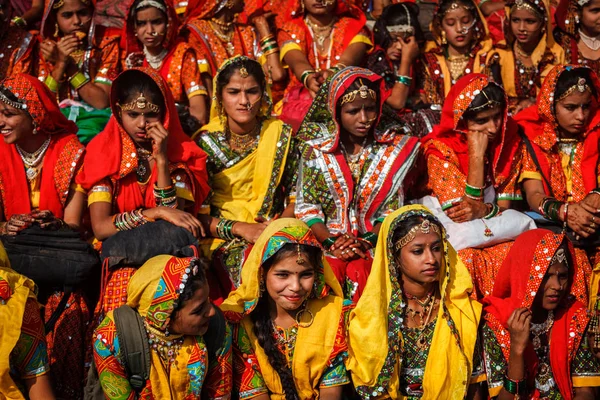 Unidentified Rajasthani girls preparing for dance perfomance at annual camel fair Pushkar Mela in Pushkar — Stock Photo, Image