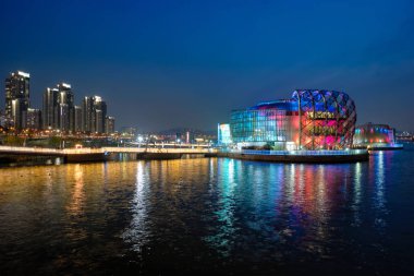 Banpo Köprüsü yakınlarındaki yapay yüzen adalardaki bazı Sevit binaları gece aydınlandı, Seul, Güney Kore