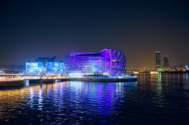 Banpo Köprüsü yakınlarındaki yapay yüzen adalardaki bazı Sevit binaları gece aydınlandı, Seul, Güney Kore