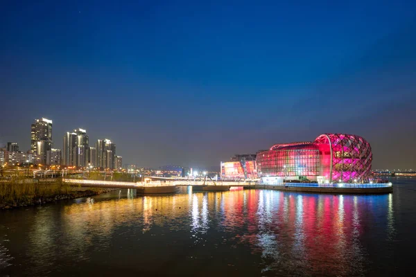 Some Sevit buildings on artificial floating islands located near the Banpo Bridge illuminated at night, Seoul, South Korea — Stock Photo, Image