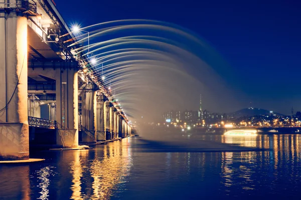 Banpo Bridge Rainbow Fountain iluminado à noite, Seul, Coreia do Sul — Fotografia de Stock