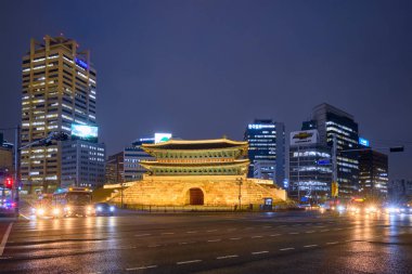 Namdaemun kapısı Sungnyemun şehir trafik, Seoul, Güney Kore