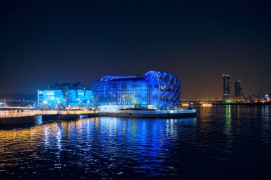Banpo Köprüsü yakınlarındaki yapay yüzen adalardaki bazı Sevit binaları gece aydınlandı, Seul, Güney Kore