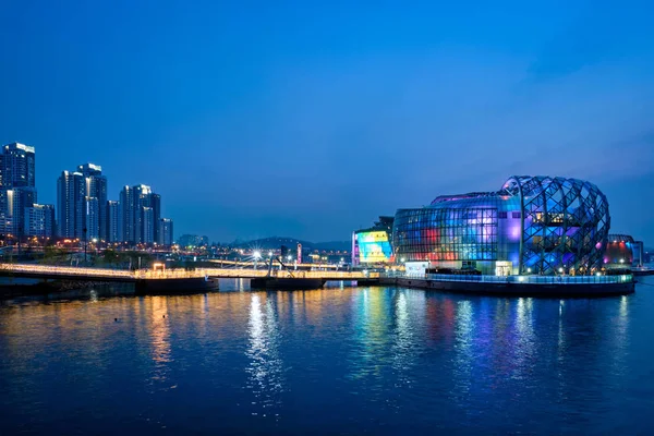 Některé Sevitské budovy na umělých plovoucích ostrovech v blízkosti mostu Banpo osvětlené v noci, Soul, Jižní Korea — Stock fotografie