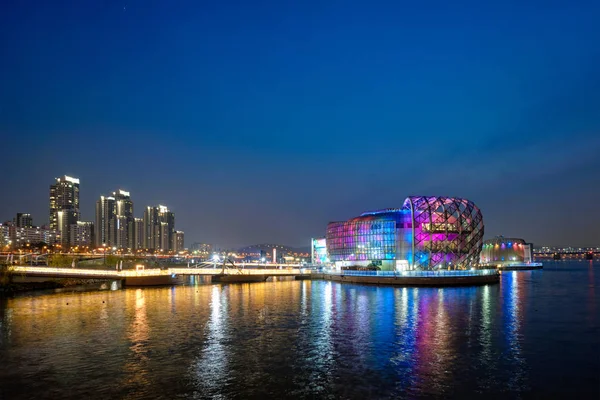 Sommige Sevit gebouwen op kunstmatige drijvende eilanden gelegen in de buurt van de Banpo Bridge verlicht 's nachts, Seoul, Zuid-Korea — Stockfoto