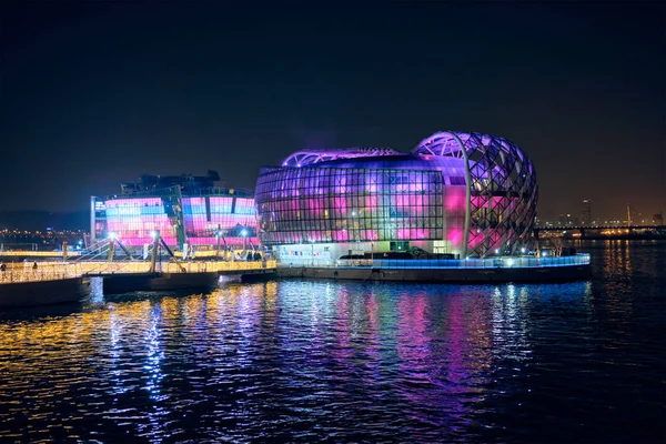 Несколько зданий Sevit на искусственных плавучих островах, расположенных рядом с мостом Банпо, освещенных ночью, Сеул, Южная Корея — стоковое фото
