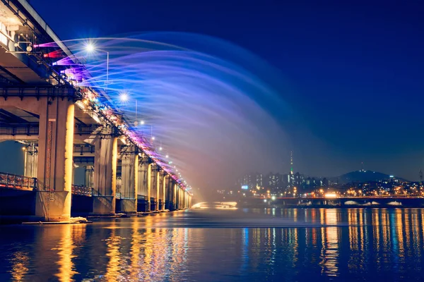 Banpo Bridge Tęczowa Fontanna oświetlona w nocy, Seul, Korea Południowa — Zdjęcie stockowe