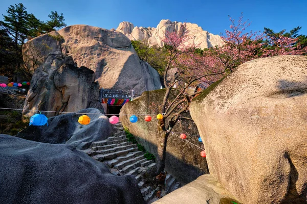 Kyejoam Seokgul poustevna svatyně v Seoroksan park, Jižní Korea — Stock fotografie