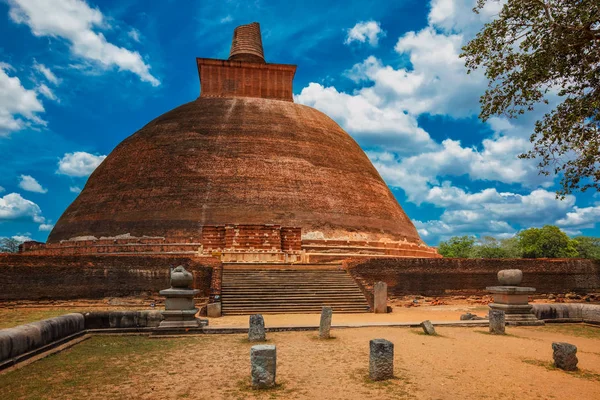 Jetavaranama dagoba Estupa budista, Anuradhapura, Sri Lanka — Fotografia de Stock