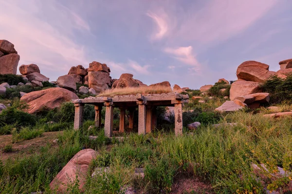 Gün batımında Hampi'nin antik kalıntıları. Hindistan — Stok fotoğraf