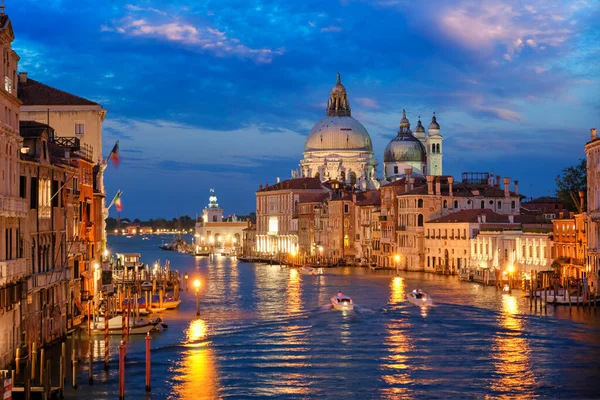 Uitzicht op het Canal Grande van Venetië en de Santa Maria della Salute-kerk in de avond — Stockfoto