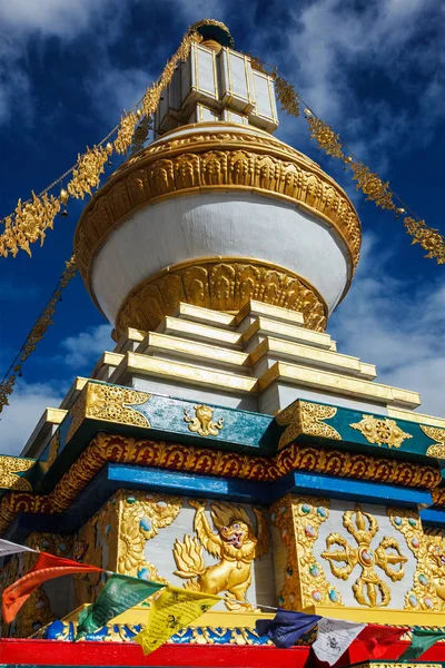 Buddhist gompa med bön flaggor — Stockfoto