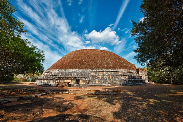 Kantaka Chetiya oude ruïneerde boeddhistische daboga stupa in Mihintale, Sri Lanka — Stockfoto