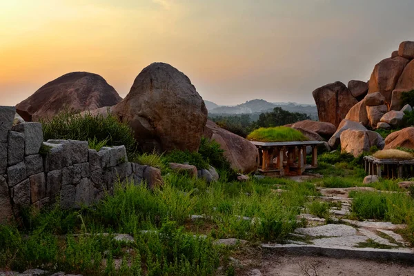 Gün batımında Hampi'nin antik kalıntıları. Hindistan — Stok fotoğraf