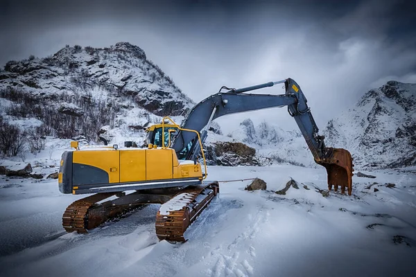 Gammal grävmaskin på vintern — Stockfoto