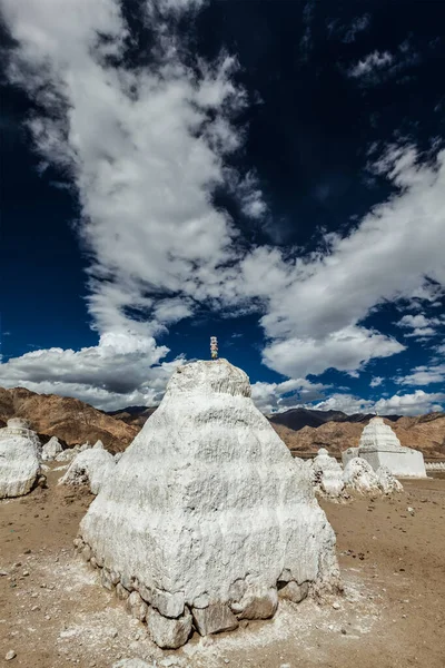 Blanqueados acordonan estupas budistas tibetanas. Valle de Nubra, Ladakh, India —  Fotos de Stock