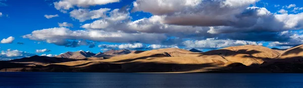 Panorama del lago del Himalaya Tso Moriri. Ladakh, India — Foto de Stock