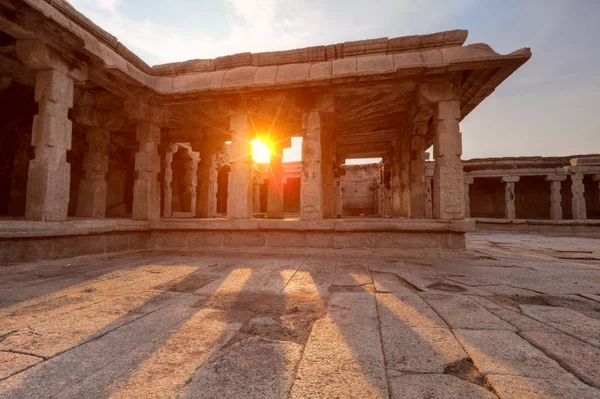 Temple Krishna au coucher du soleil. Hampi, Karnataka, Inde — Photo