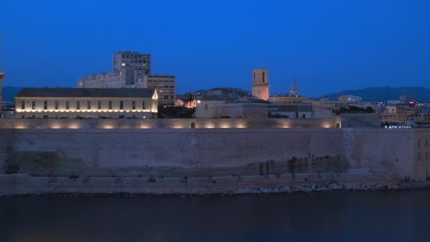 Старый порт Марселя и форт Сен-Жан ночью. Марсель, Франция — стоковое видео