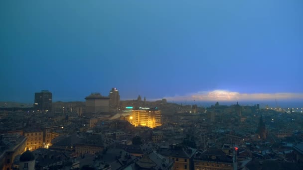 Vista noturna do porto de Génova com trovoada, Itália — Vídeo de Stock