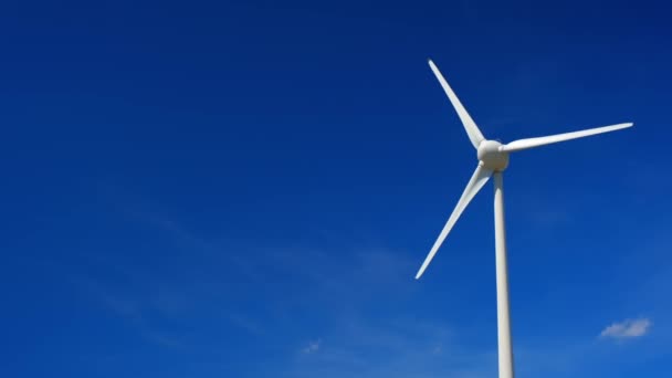 Turbinas generadoras de viento en el cielo — Vídeo de stock