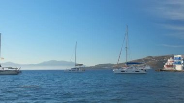 Yunanistan 'ın Mykonos kentindeki küçük Venedik limanında yatları var.