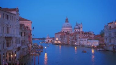 Venedik Büyük Kanalı ve Santa Maria della Salute kilisesinin akşam manzarası