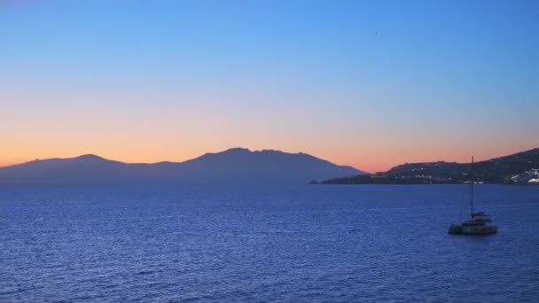 Pôr do sol em Mykonos, Grécia, com navios de cruzeiro e iates no porto — Vídeo de Stock
