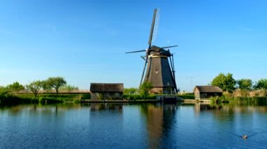 Hollanda 'daki Kinderdijk' te yel değirmenleri. Hollanda