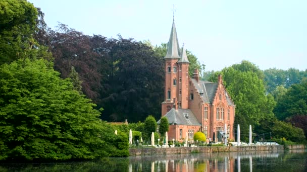 Γραφικό κάστρο στο πάρκο Minnewater, Bruges, Βέλγιο — Αρχείο Βίντεο