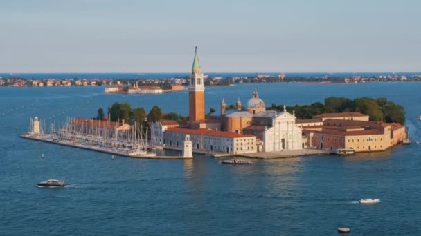Luchtfoto van de lagune van Venetië met boten en de kerk San Giorgio di Maggiore. Venetië, Italië — Stockvideo