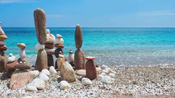 Koncept rovnováhy a harmonie. - kamenné hromady na pláži