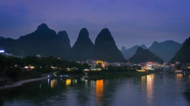 Yangshuo kasabası akşamları aydınlanır, Çin