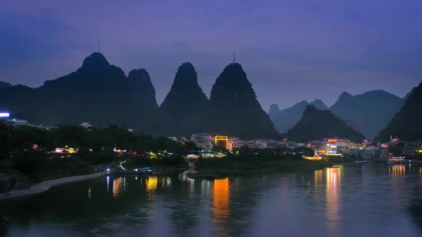 Місто Яншуо, освітлене увечері (Китай). — стокове відео