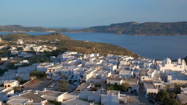 Panoramatický výhled na obec Plaka s tradičním řeckým kostelem. Ostrov Milos, Řecko — Stock video