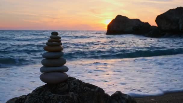 Conceito de equilíbrio e harmonia - pilhas de pedra na praia — Vídeo de Stock