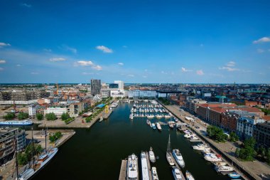 Antwerp şehrinin en eski liman bölgesi Eilandje 'deki yatlar - Belçika' nın liman kenti, marina gezinti alanı,