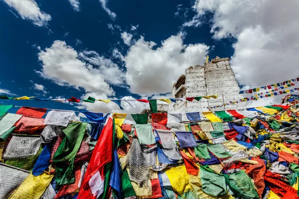 Romok Tsemo győzelem erőd a sziklán Namgyal hegy és Lungta - színes buddhista ima zászlók — Stock Fotó