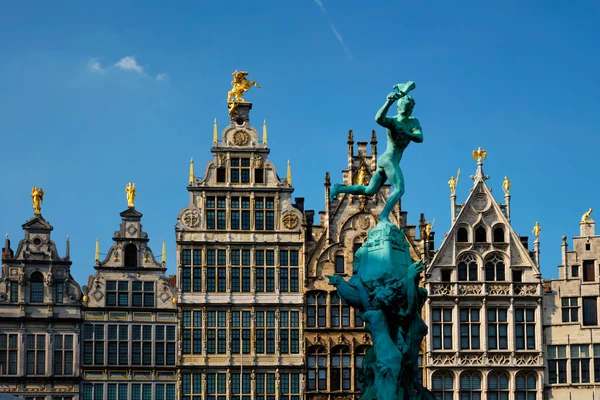 Antverpy Grote Markt staré domy a monumentální fontána socha, Belgie. Flandry — Stock fotografie